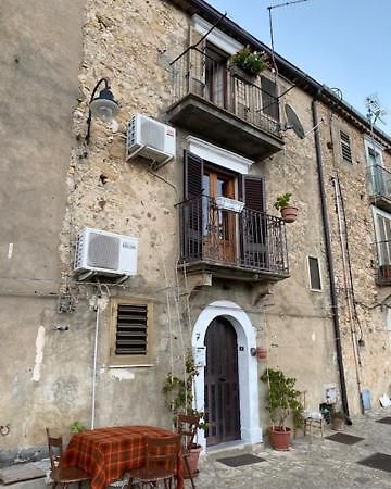 casa sulla roccia Villa Sperlinga Esterno foto