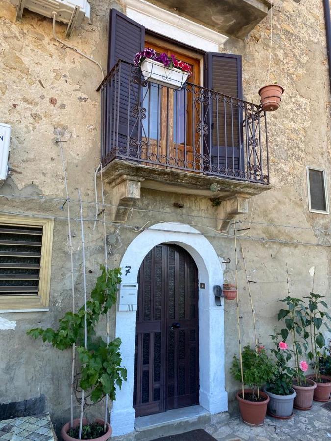 casa sulla roccia Villa Sperlinga Esterno foto